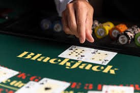 Meja poker Texas Hold'em dengan chip dan kartu di zia togel